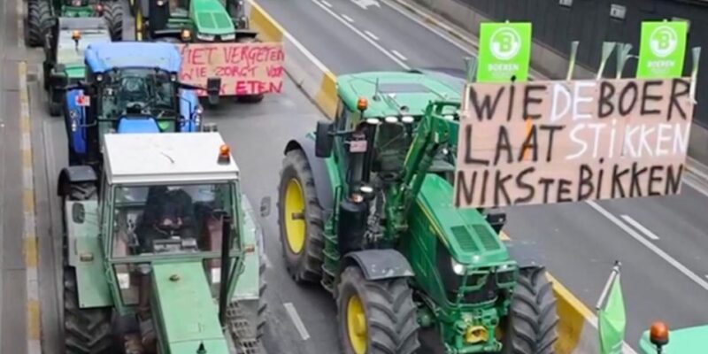 Thousands of Flemish farmers block roads in Brussels against nitrogen policy