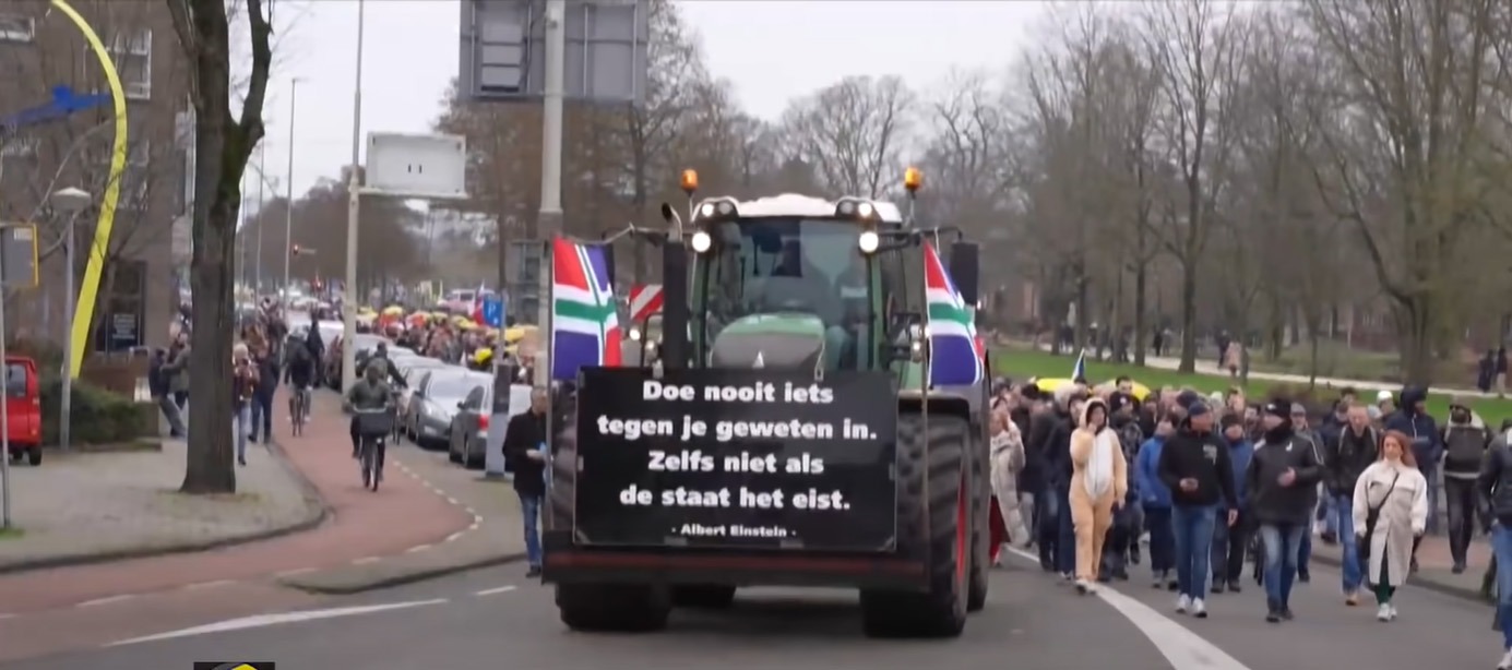 FvD was quick to support the protests against covid restrictions. Today, the party also stands behind the farmers protests against the governments’ plans to close a big portion of the farms in the country for the sake of “climate”. The picture is from a protest against covid restrictions in Amsterdam in January of last year. Photo: Wion