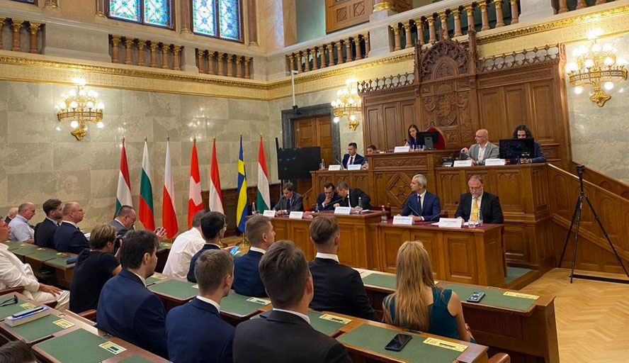 Meeting in the Hungarian Parliament. Representatives of the various parties addressed several topics in their speeches where they were in agreement. According to László Toroczkai from Mi Hazánk, the goal is to form a nationalist opposition that is the most outspoken and courageous seen so far. He highlighted that the parties share a common history, having been formed as breakaway parties in protest against the corruption or betrayal of their political ideals by their former parties. Photo: Free West Media